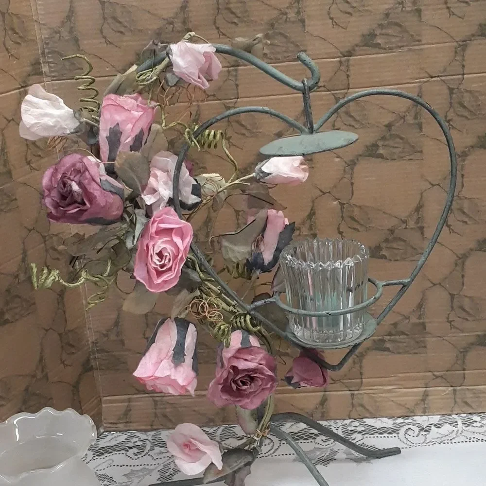 -‎ Verde Green metal hanging heart candlelight with pink roses.